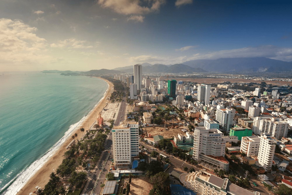 A stroll along the Nha Trang Beachfront Promenade provides uninterrupted views of the turquoise sea and golden sands (Source: Pexels)